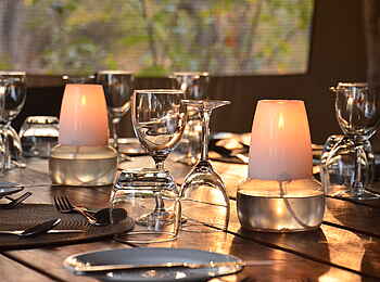 Sango Safari Camp: Details auf dem Esstisch