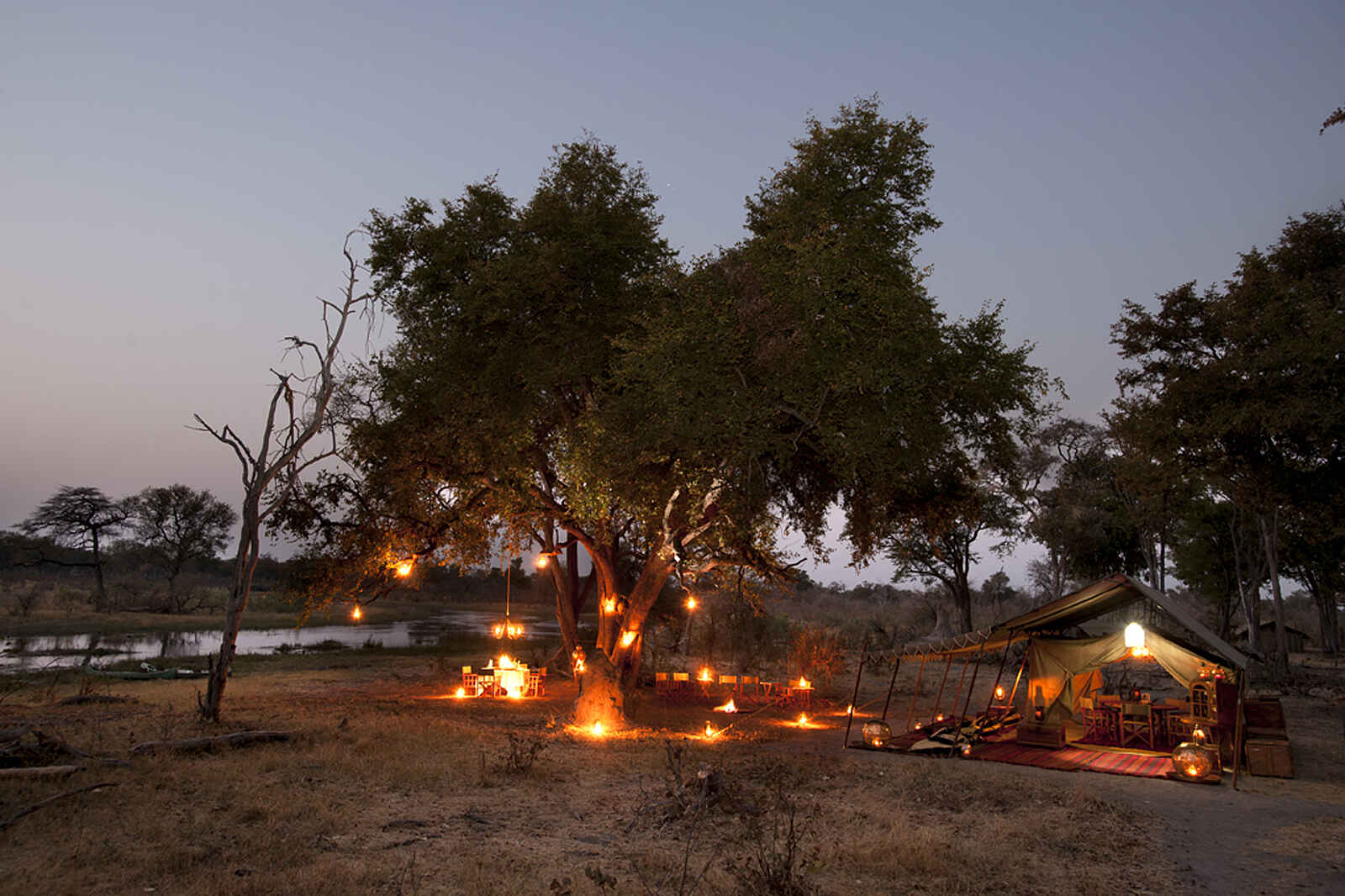 Selinda Explorers Camp: Abendbeleuchtung im Camp Selinda Explorers Camp: Abendbeleuchtung im Camp