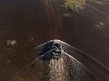 Shinde Footsteps: Fahrt durchs Wasser Shinde Footsteps: Fahrt durchs Wasser