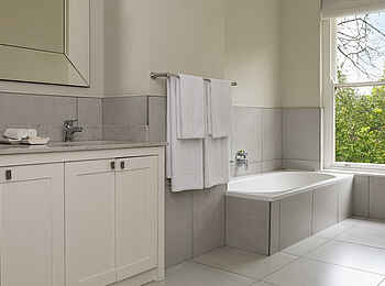 The Cellars-Hohenort Hotel & Spa: Liz McGrath Villa Bad The Cellars-Hohenort Hotel & Spa: Liz McGrath Villa Bad