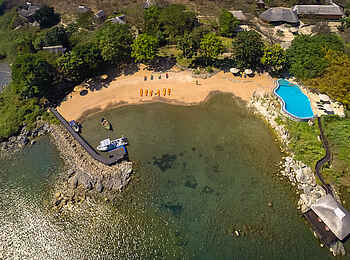 Blue Zebra Island Lodge: Der Sandstrand mit Pool aus der Vogelperspektive