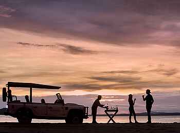 Bumi Hills Safari Lodge: Sundowner Bumi Hills Safari Lodge: Sundowner