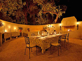 Notten's Bush Camp: Formal Dinner in der Boma Notten's Bush Camp: Formal Dinner in der Boma