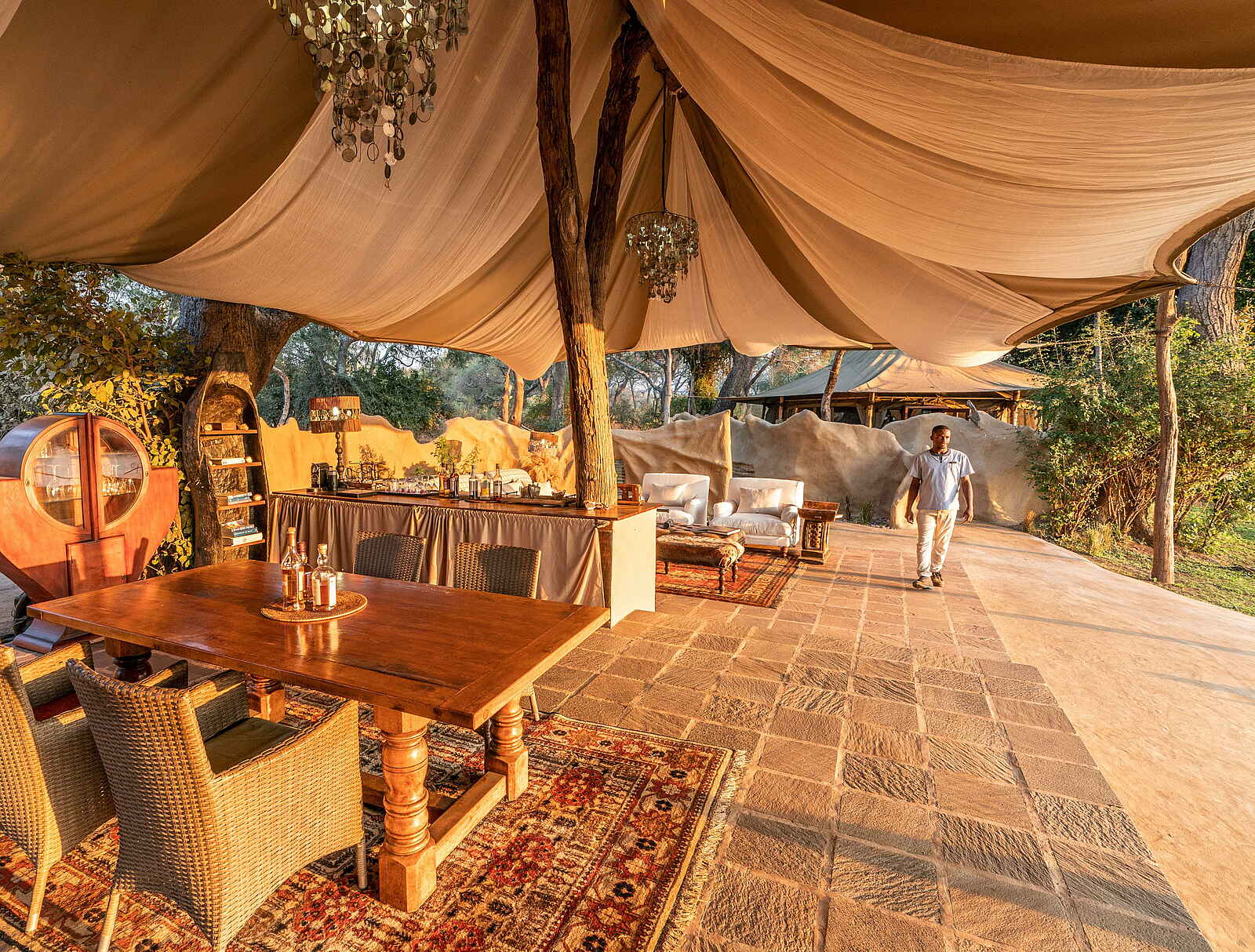 Time + Tide Chongwe Suites: Lounge und Esszimmer der Albida Suite Time + Tide Chongwe Suites: Lounge und Esszimmer der Albida Suite