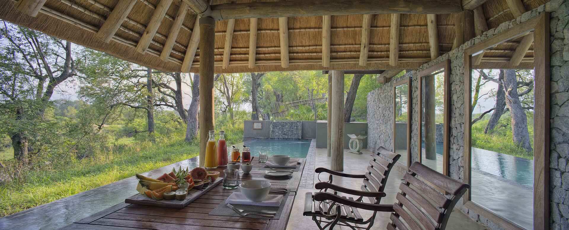 Dulini Leadwood Lodge, Dulini Private Game Reserve, Kruger National Park, Mabrak River, Sabi Sands Game Reserve, Südafrika, Essen, Mahlzeit, Pool, Privat, Suite, Terrasse, Afrikarma, Afrikarma Safaris, Afrikarma Safaris – Wildnis. Hautnah., afrikarma.de, Sand River