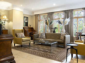 Fairlawns Boutique Hotel & Spa: Tree House Lounge