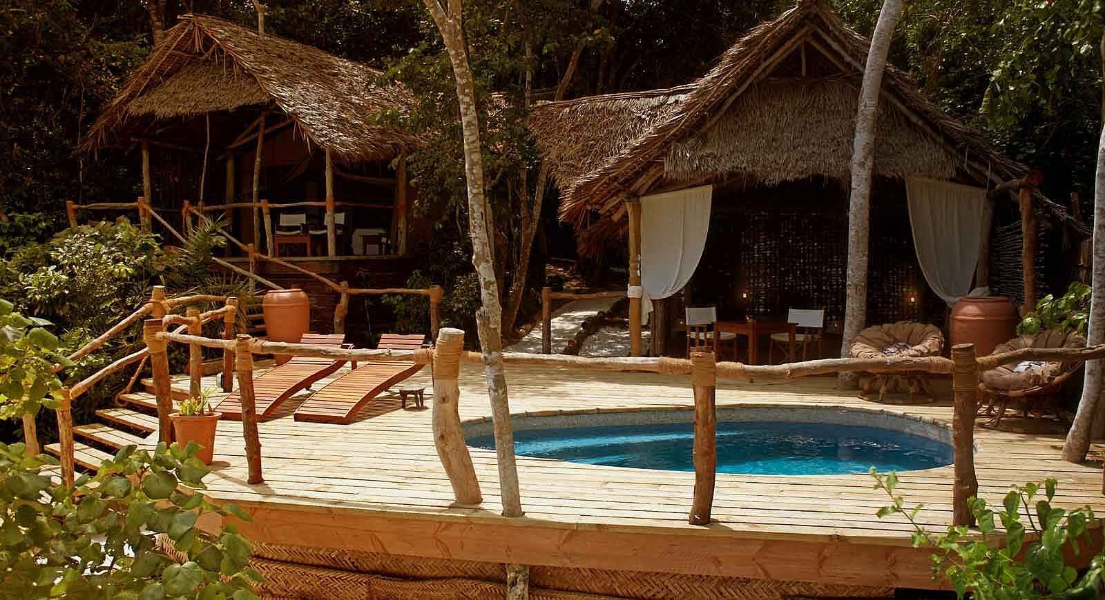 Fundu Lagoon: Pool und Zelte der Suite Fundu Lagoon: Pool und Zelte der Suite