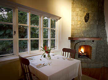 Gibbs Farm: Speisesaal mit Kaminfeuer