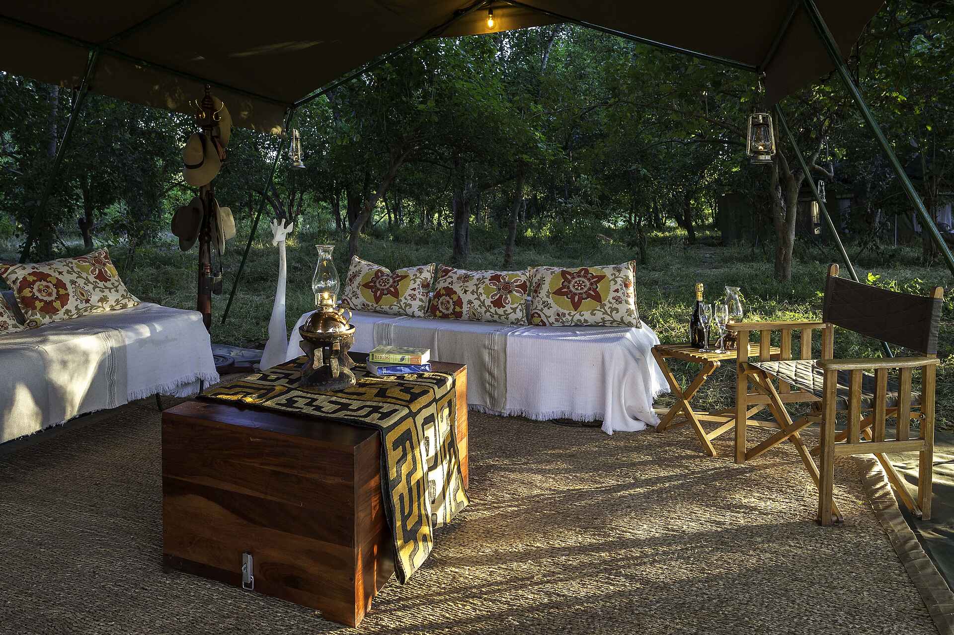 John's Camp, Mana Pools National Park, Mana Pools Nationalpark, Robin Pope Safaris, Sambesi, Simbabwe, The Mana Pools Safari Company, Zambezi River, Beistelltisch, Hauptzelt, Kissen, Lounge, Regiestühle, Sofas, Zentrale Einrichtungen, Afrikarma, Afrikarma Safaris, Afrikarma Safaris – Wildnis. Hautnah., afrikarma.de
