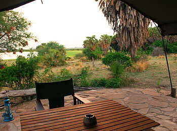 Lake Manze Camp: Tisch auf der Veranda Lake Manze Camp: Tisch auf der Veranda