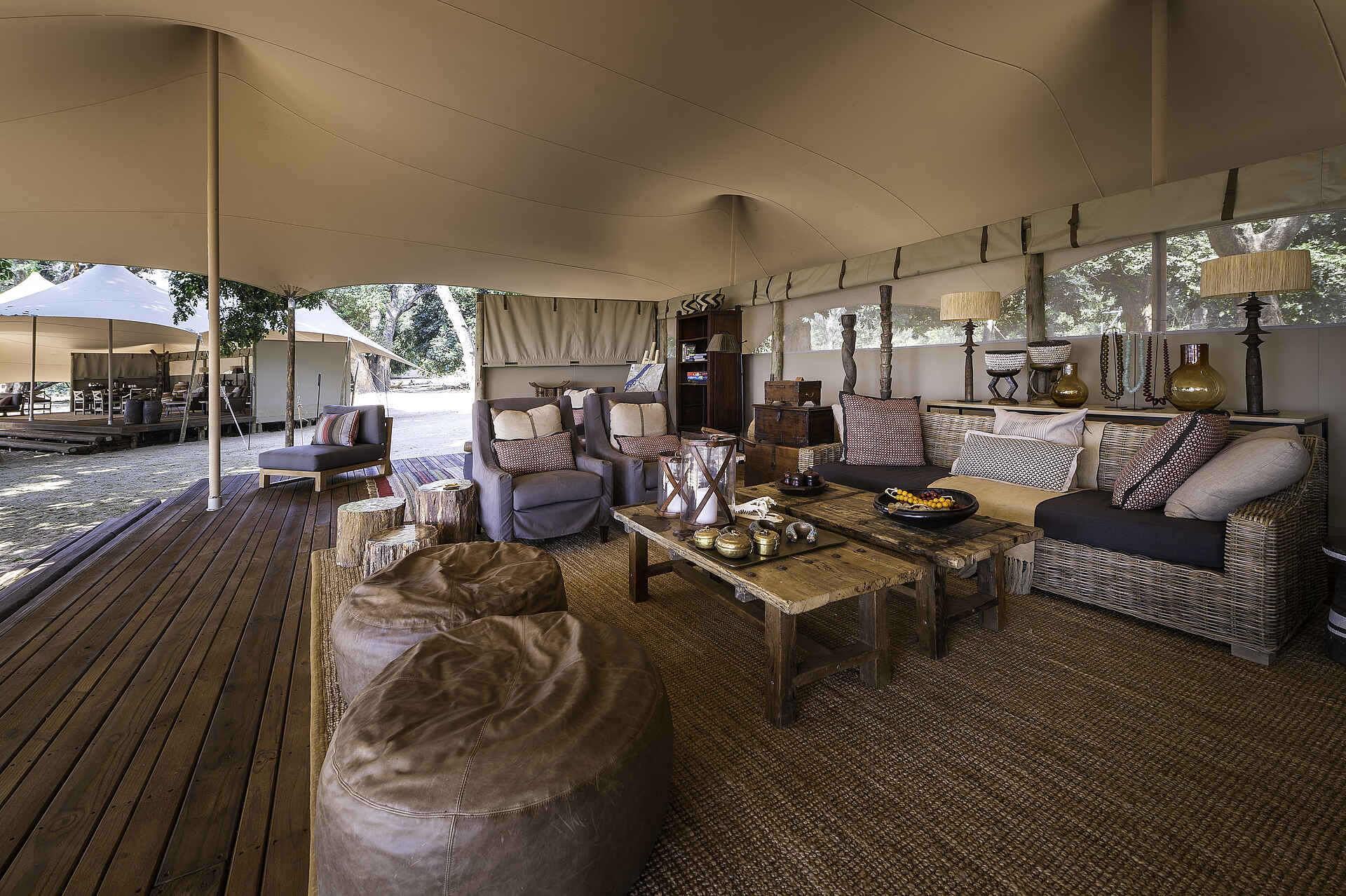 Little Ruckomechi Camp: Loungezelt Little Ruckomechi Camp, Mana Pools National Park, Sambesi, Wilderness Safaris, Lounge, Loungezelt, Sessel, Sofa, Speisezelt, Afrikarma, Afrikarma Safaris, Afrikarma Safaris - Wildnis. Hautnah., Afrikarma.de
