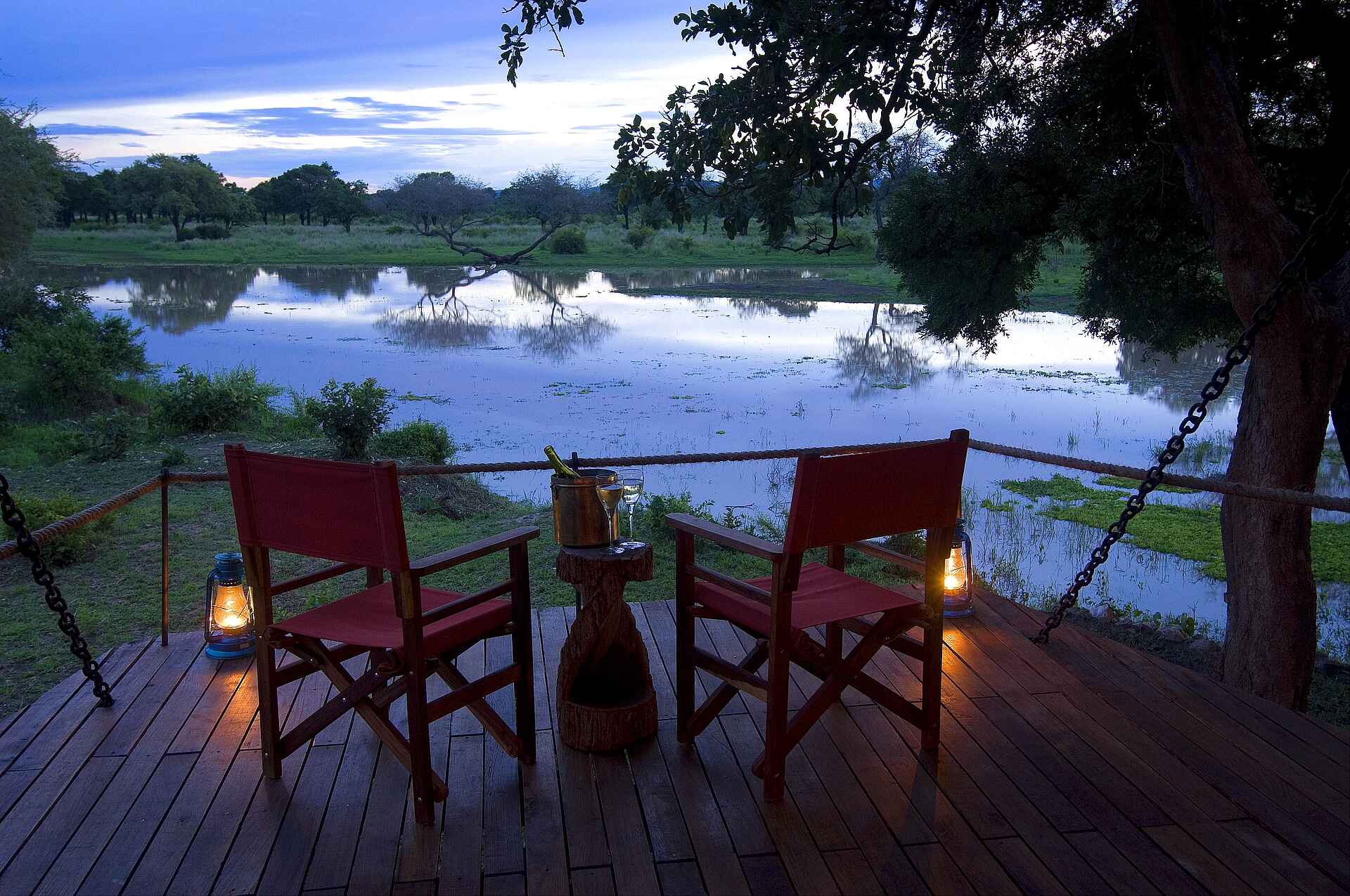 Luangwa Safari House: Blick vom Balkon Luangwa, Luangwa River, Luangwa Safari House, Luangwa-Tal, Robin Pope, RPS, South Luangwa National Park, Balkon, Gartenstühle, Lagune, Öllampen, Afrikarma, Afrikarma.de, Robin Pope Safaris