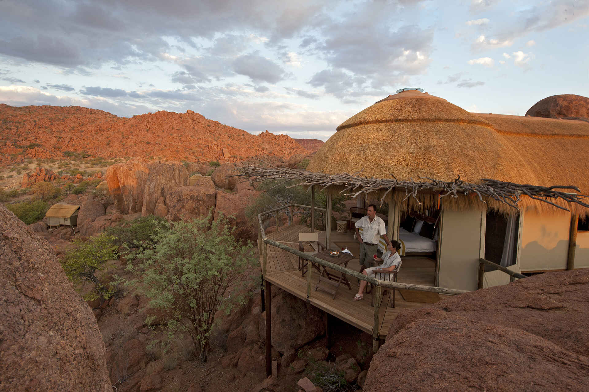 Damaraland, Felsen, Granitkuppen, Mowani Collection, Mowani Mountain Camp, Rondavel, Rundhütten, Twyfelfontein, Doppelbett, Gästechalet, Landschaft, Private Veranda, afrikarma, afrikarma Safaris, afrikarma.de