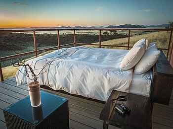 Namib Dune Star Camp: Gästebett auf der Terrasse Namib Dune Star Camp: Gästebett auf der Terrasse