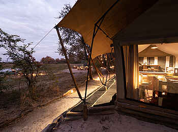 Okavango Explorers Camp: Blick in die Lounge Okavango Explorers Camp: Blick in die Lounge