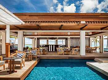 One and Only Le Saint Gerant: Blick in das La Terrasse