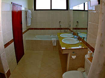 Paraa Safari Lodge: Queen's Cottage Badezimmer Paraa Safari Lodge: Queen's Cottage Badezimmer