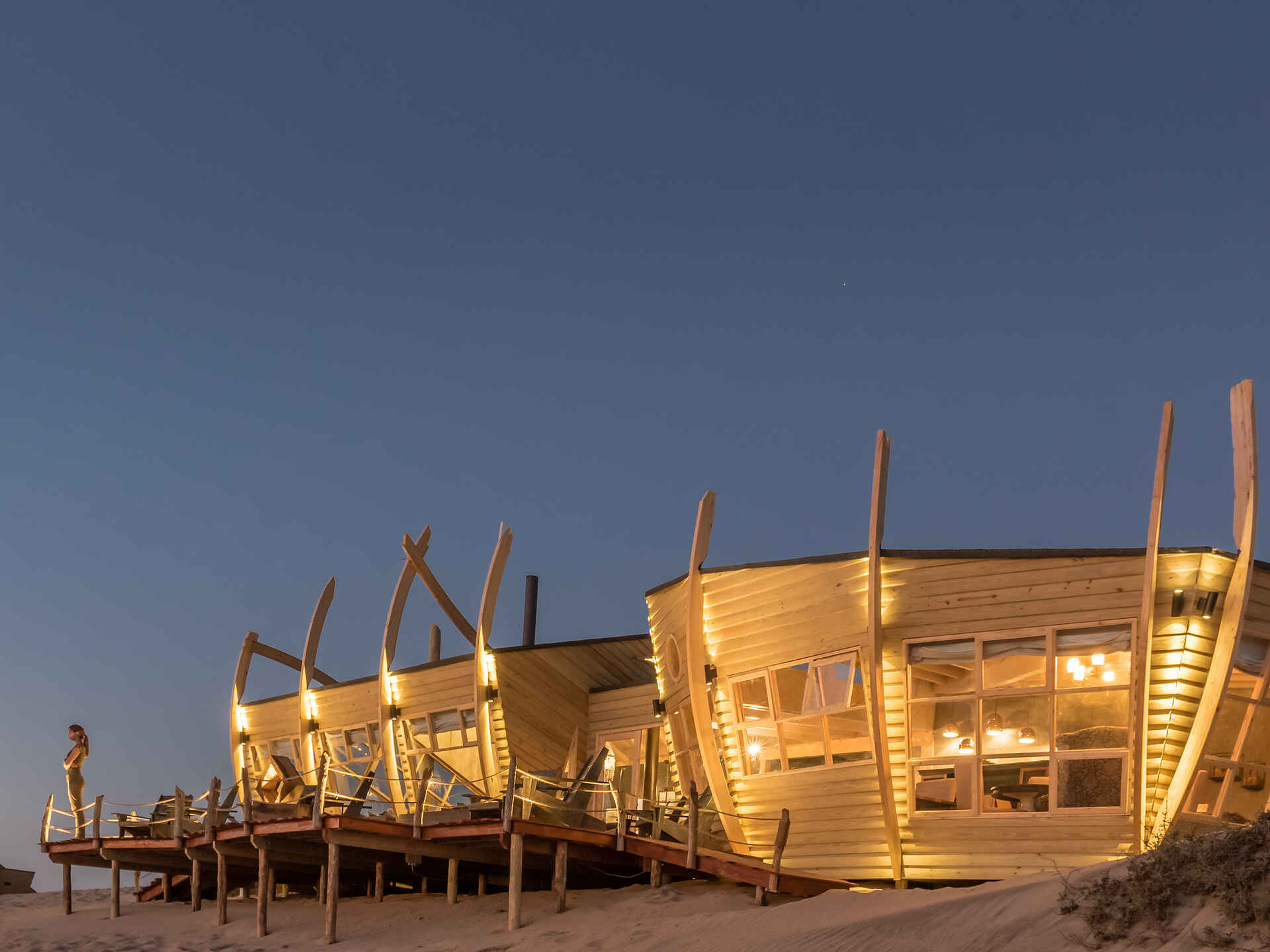 Shipwreck Lodge: die Hauptterrasse im Abendlicht