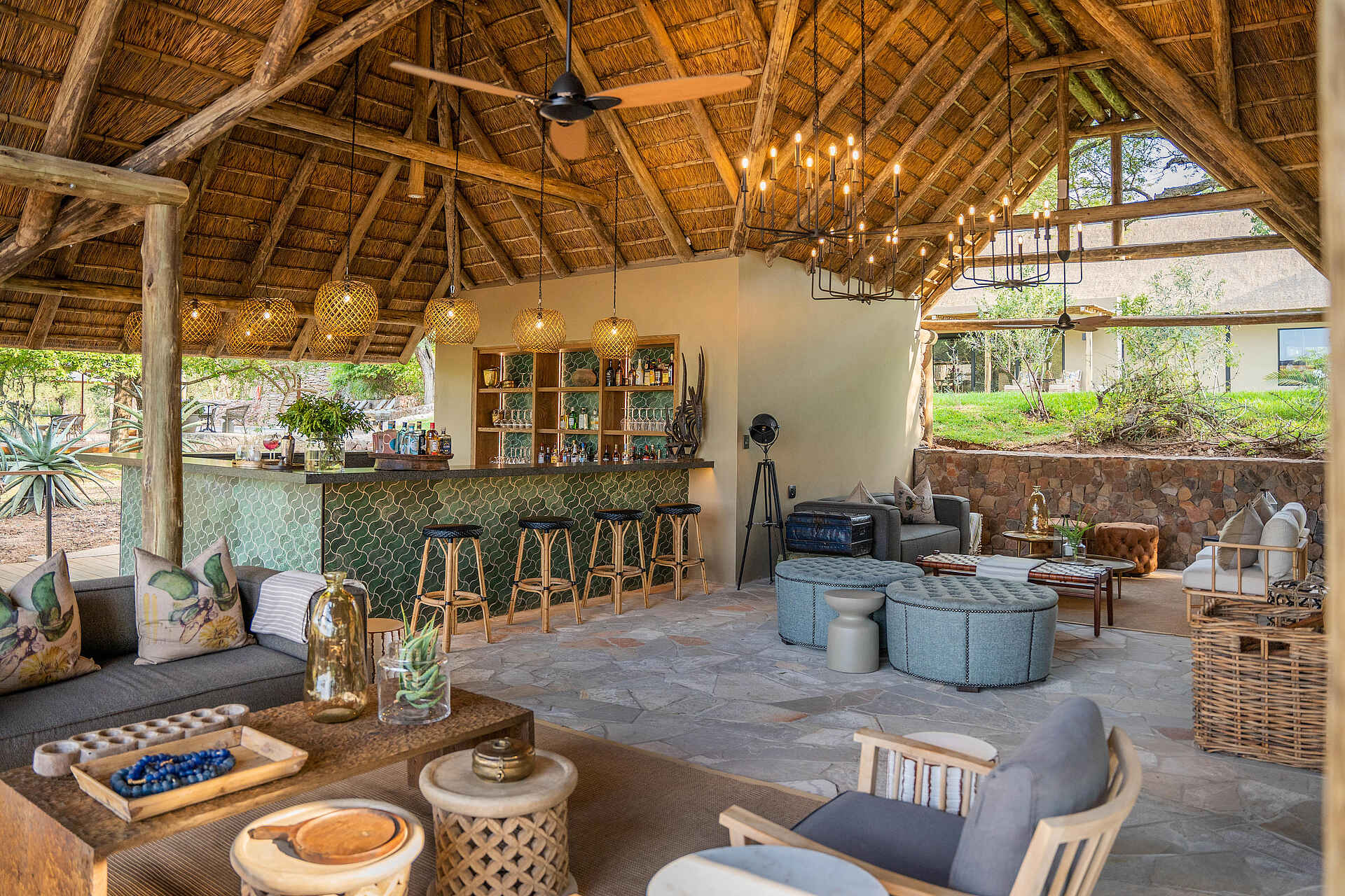 Thornybush Game Lodge: Die Lounge der Bar