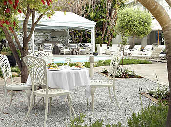 Leisure Isle Lodge: Gedeckter Tisch am Pool