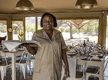 Malansrus Tented Camp: Eine Servicemitarbeiterin serviert Getränke