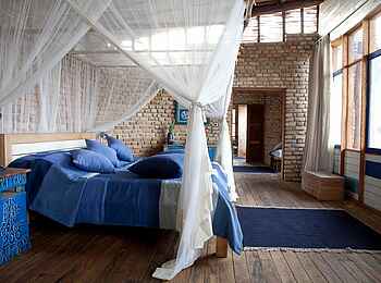 Volcanoes Kyambura Gorge Lodge: Betten in der Blauen Banda Volcanoes Kyambura Gorge Lodge: Betten in der Blauen Banda