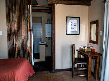 !Xaus Lodge: Schreibtisch und Zugang zum Bad !Xaus Lodge: Schreibtisch und Zugang zum Bad