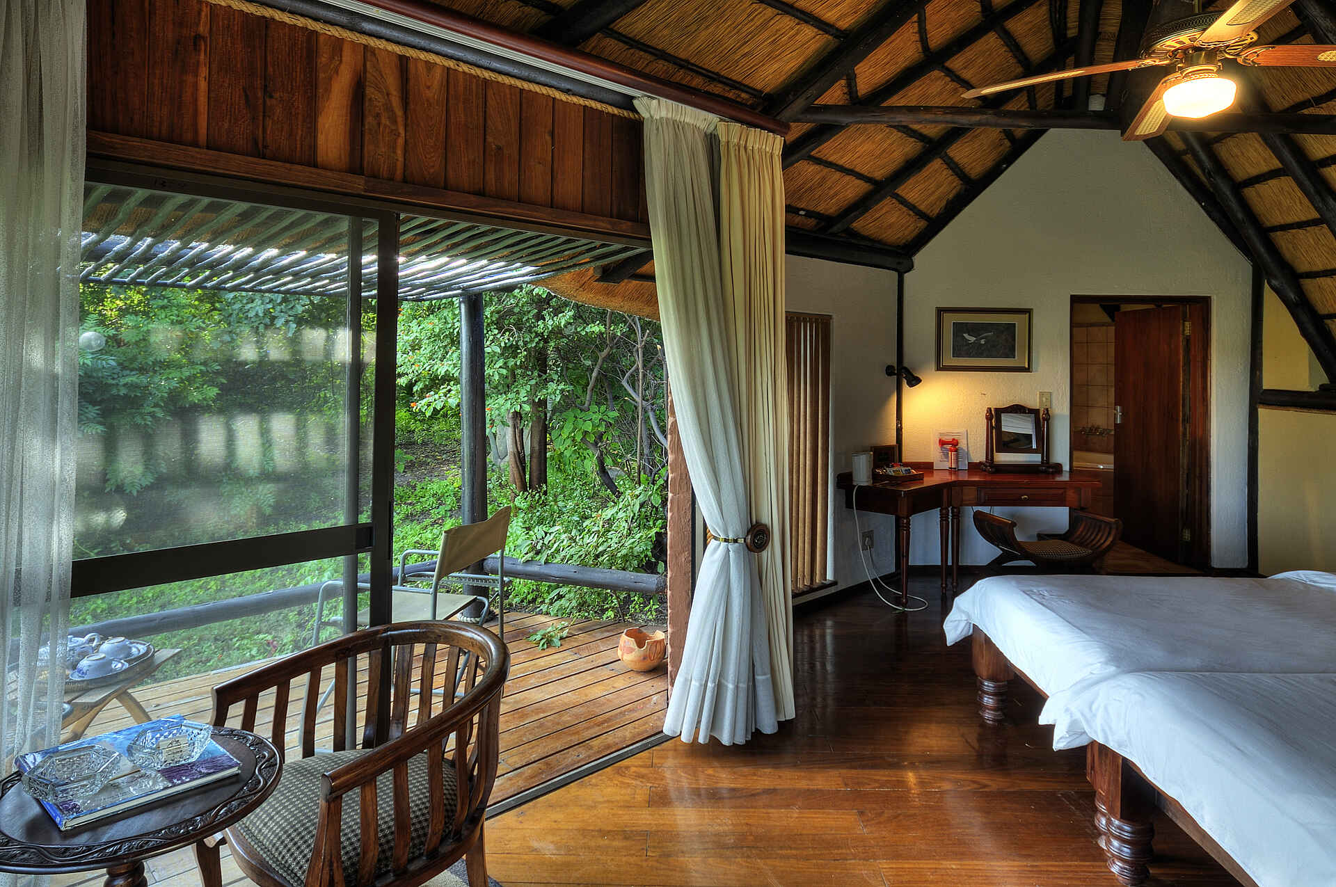 Caprivi Floodplains, Caprivi Strip, Caprivi-Streifen, Chobe National Park, Chobe River, Chobe Savanna Lodge, Desert & Delta, Elefanten, Kasane, Namibia, Thatched Roof, Doppelbett, Gästechaletinterieur, Air Conditioning