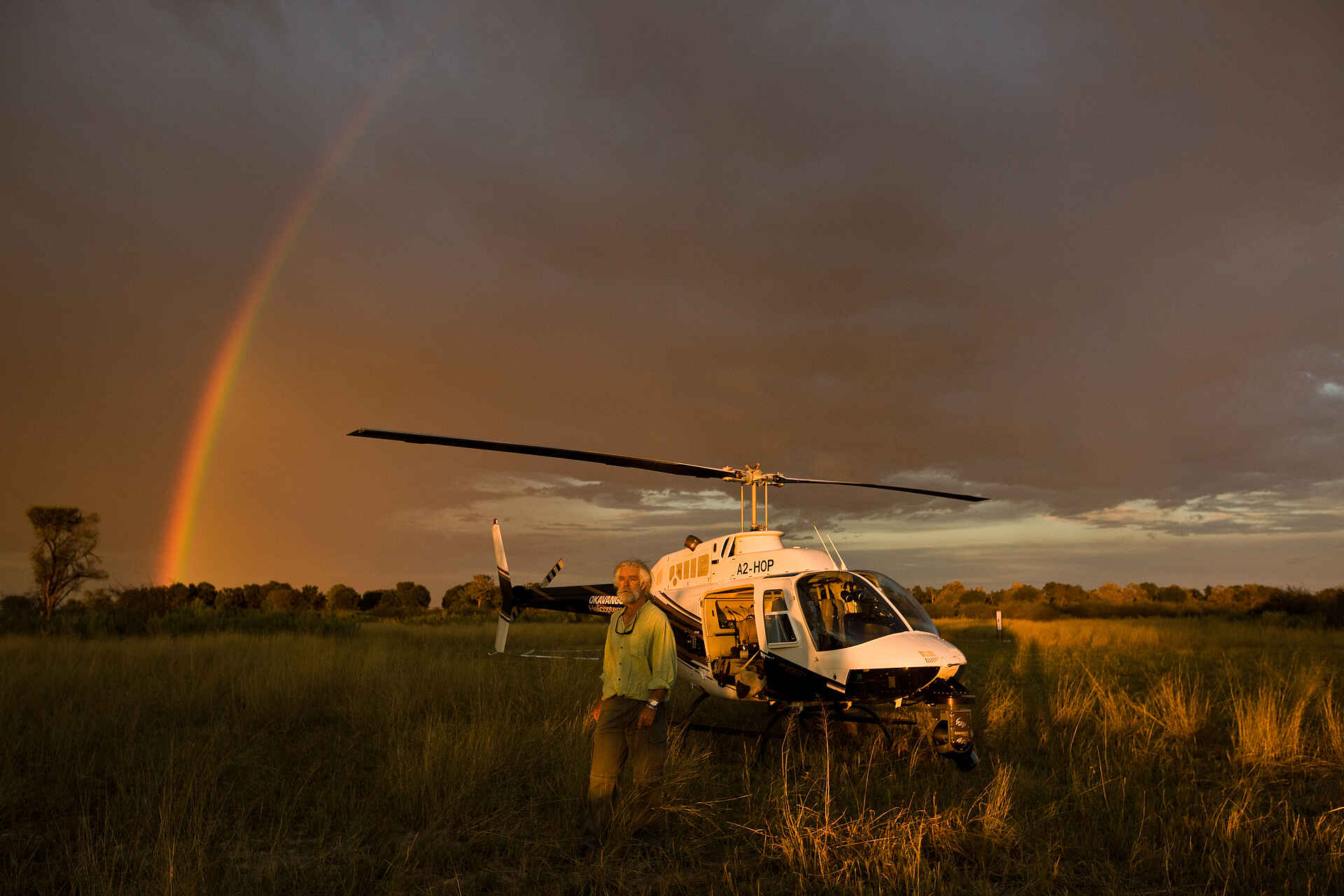 Duba Plains Camp: Dereck Joubert vor einem Hubschrauber
