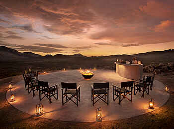 Epako Safari Lodge and Spa: Drinks und Lagerfeuer zum Sonnenuntergang