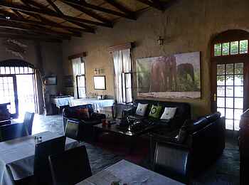 Fort Sesfontein: Das Restaurant mit dem gemütlichen Sofa