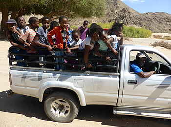 Fort Sesfontein: Kinder auf einem Pickup