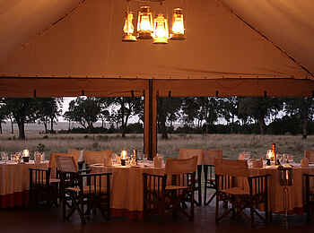 Governors' Camp: Gemeinsames Essen im Hauptzelt Governors' Camp: Gemeinsames Essen im Hauptzelt