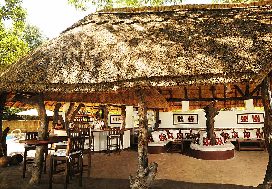 Kafunta River Lodge: Bar und Lounge Kafunta River Lodge: Bar und Lounge
