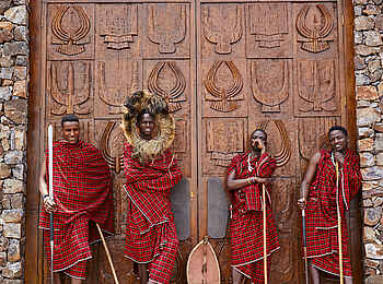 Laba Grumeti Art Lodge: Masai in ihrer traditionellen Kleidung