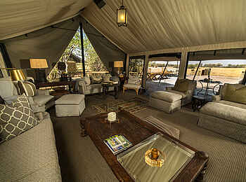 Little Machaba Camp: Stilsicher eingerichtete Lounge in der Hauptlodge