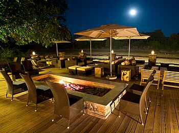 Mfuwe Lodge: Mondlicht auf der Terrasse