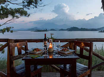 Mutanda Lake Resort: Dinner auf der Terrasse Mutanda Lake Resort: Dinner auf der Terrasse