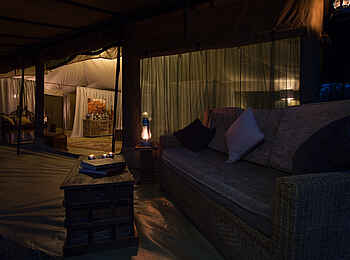 Naona Moru Camp: Couch auf Veranda