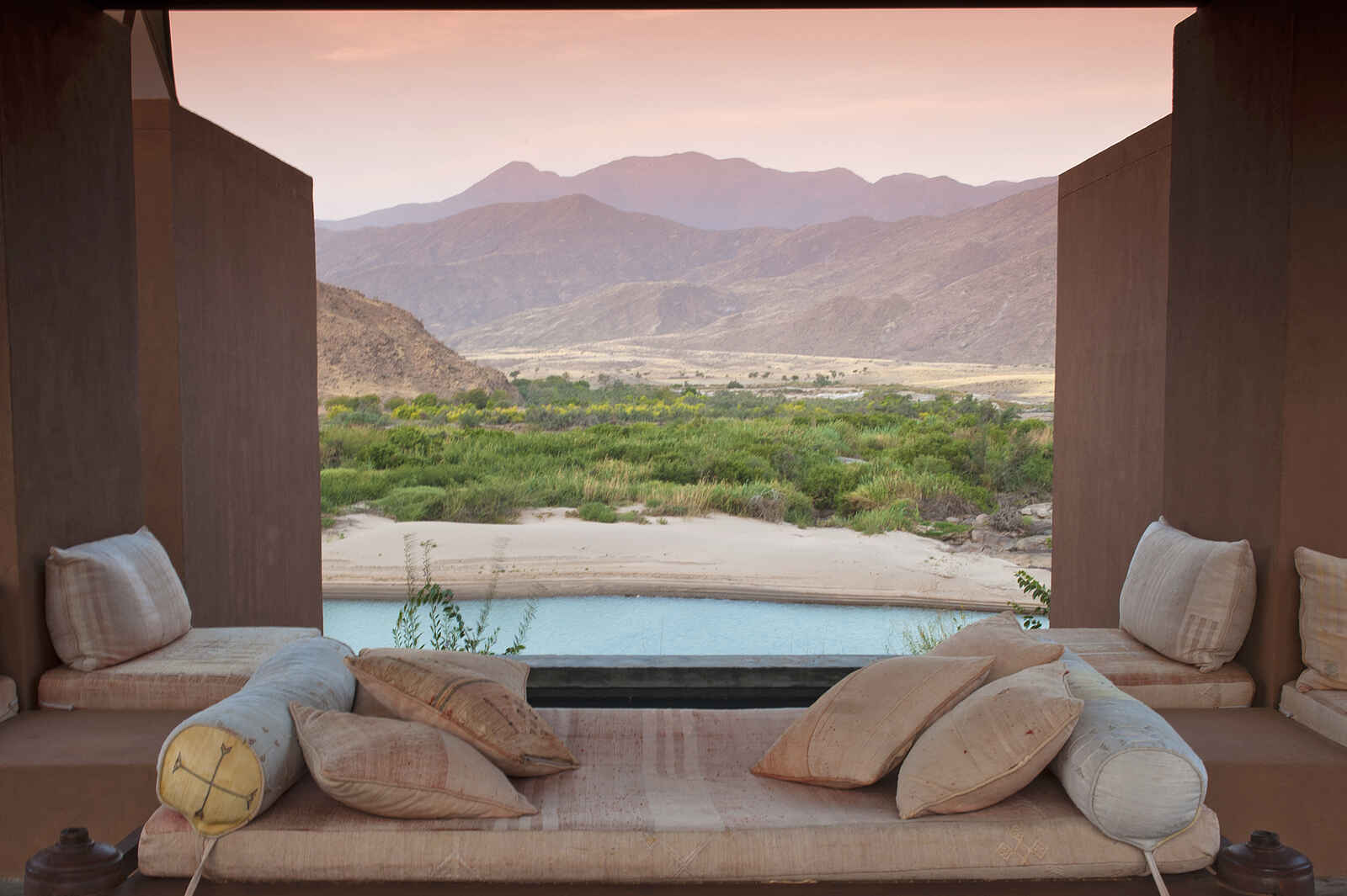 Okahirongo River Camp: Aussicht über Pool und Landschaft Okahirongo River Camp: Aussicht über Pool und Landschaft