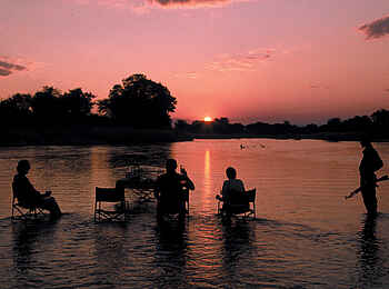 Robin Pope Safaris: Sundowners im Mupamadzi River