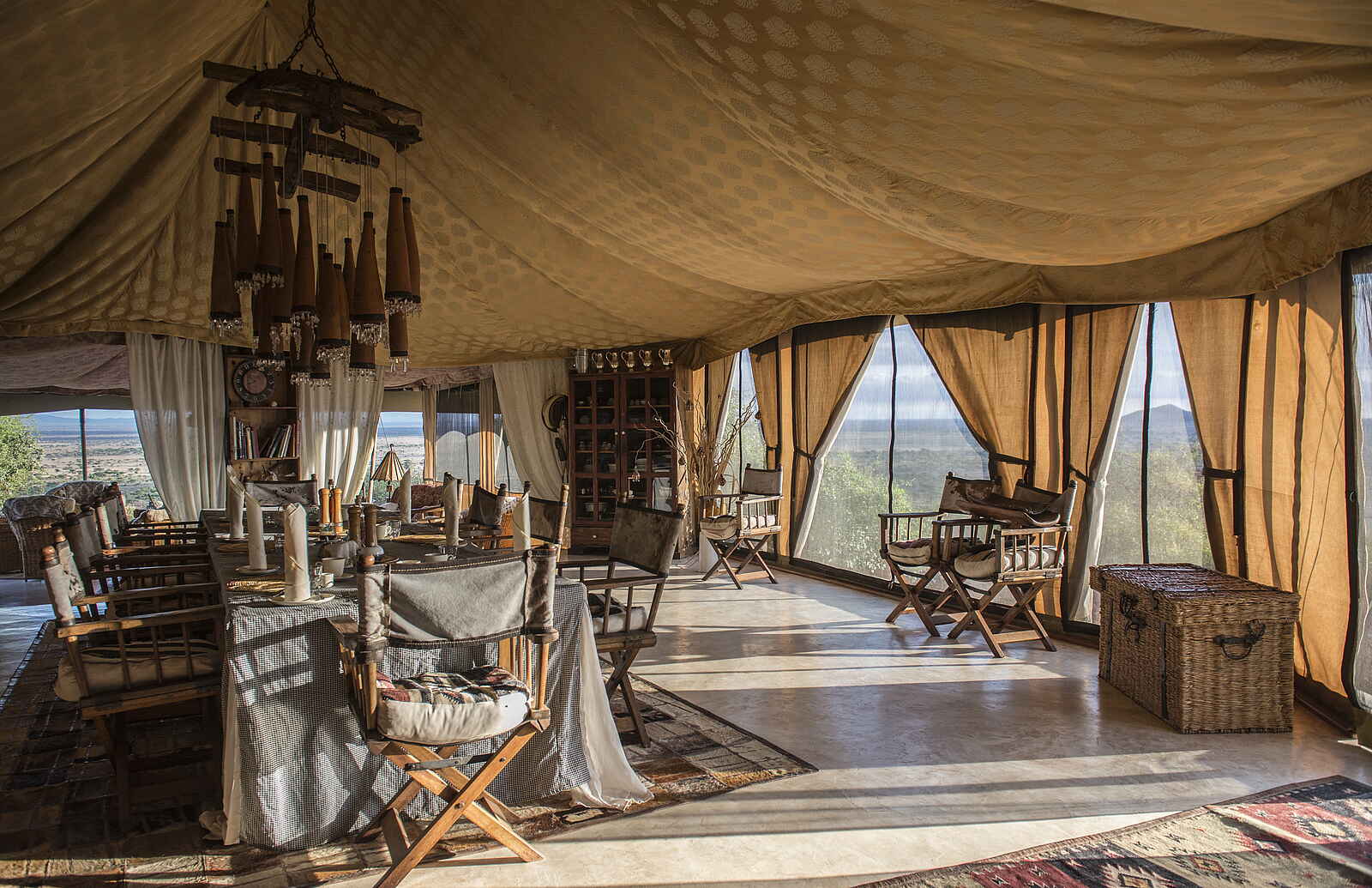 Shu'mata Camp: Interieur Hauptzelt mit Esstisch Shu'mata Camp: Interieur Hauptzelt mit Esstisch