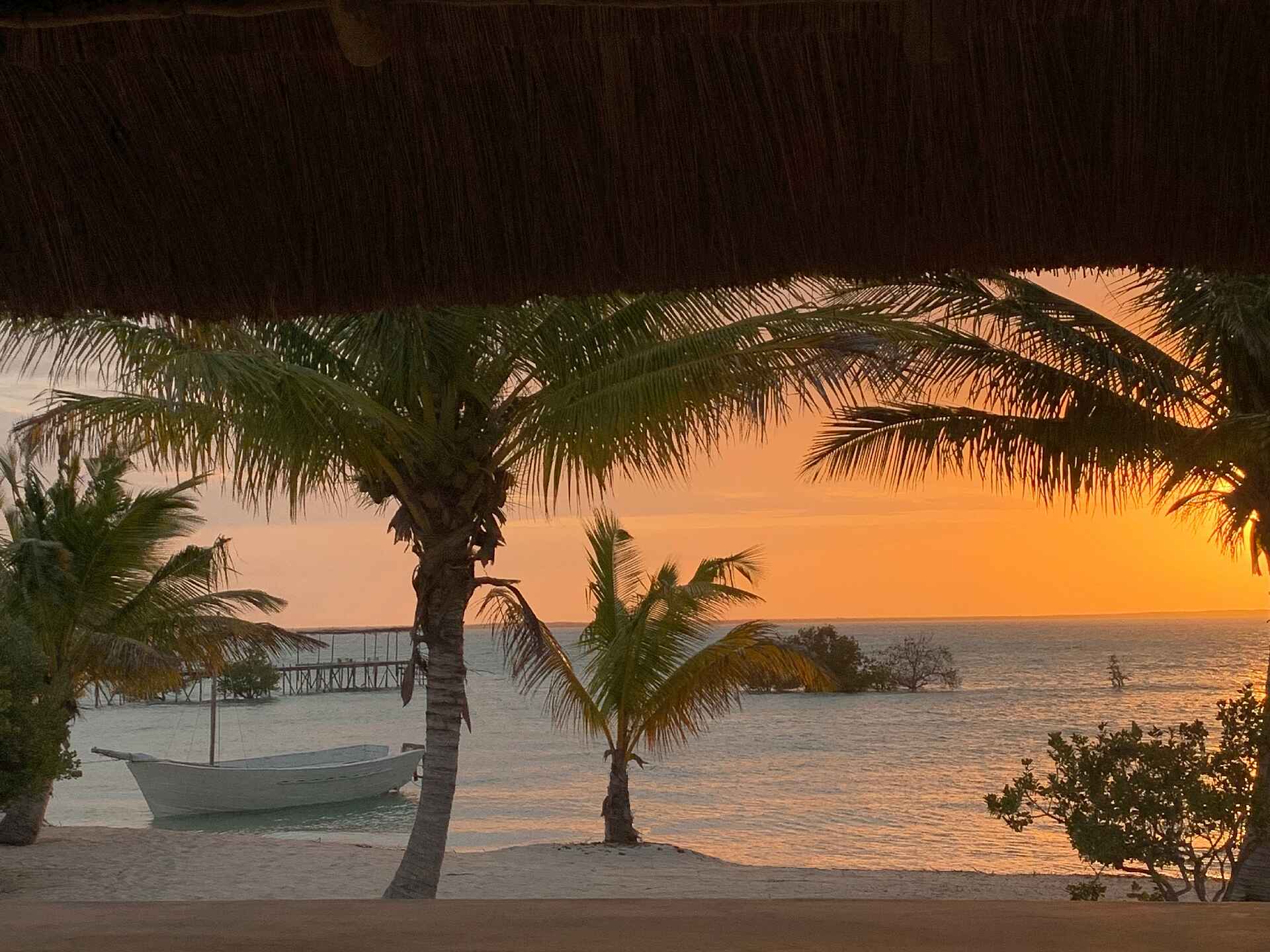 Sussurro: Sonnenuntergang an der bar