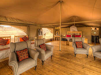 Tlouwana Camp: Sitzecke in der Familien Suite Tlouwana Camp: Sitzecke in der Familien Suite