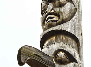 Tweedsmuir Park Lodge: Totempfahl der Nuxalk