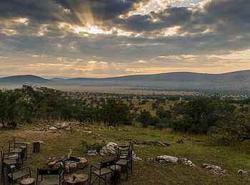 Karenge Bush Camp: Lagerfeuer auf einem Hügel Karenge Bush Camp: Lagerfeuer auf einem Hügel