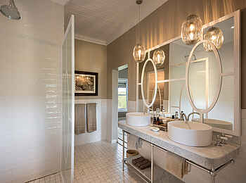 Kirkman's Kamp Lodge: Dusche und Doppelwaschbecken