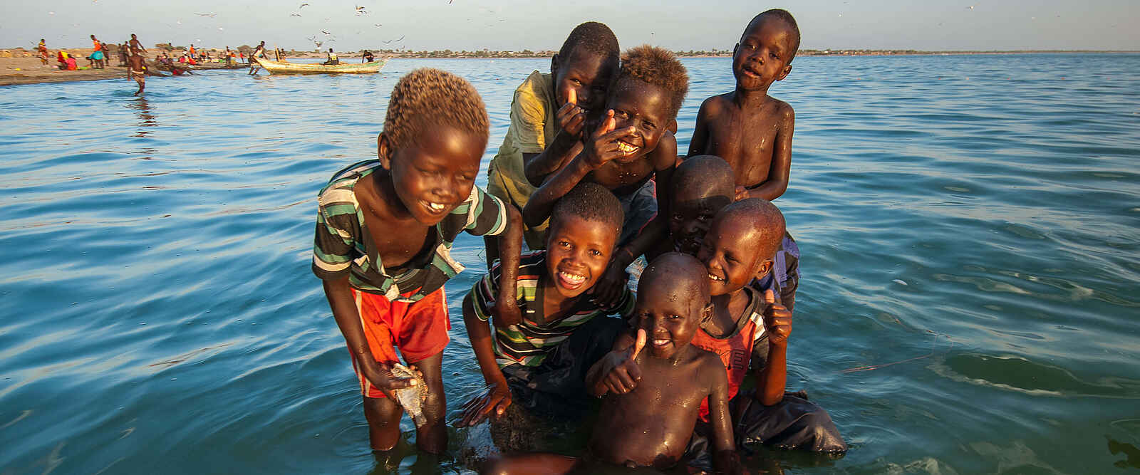 Lobolo Camp: Kinder im See Lobolo Camp: Kinder im See