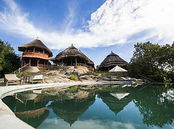 Mihingo Lodge: Hauptgebäude mit Pool Mihingo Lodge: Hauptgebäude mit Pool