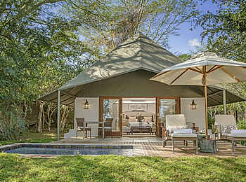 Savanna Lodge: Die Executive Suite von außen, mit Pool und Veranda Savanna Lodge: Die Executive Suite von außen, mit Pool und Veranda